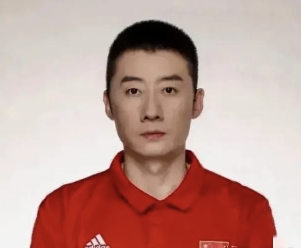 包含橄榄球队主教练发声，誓言带队登顶的词条