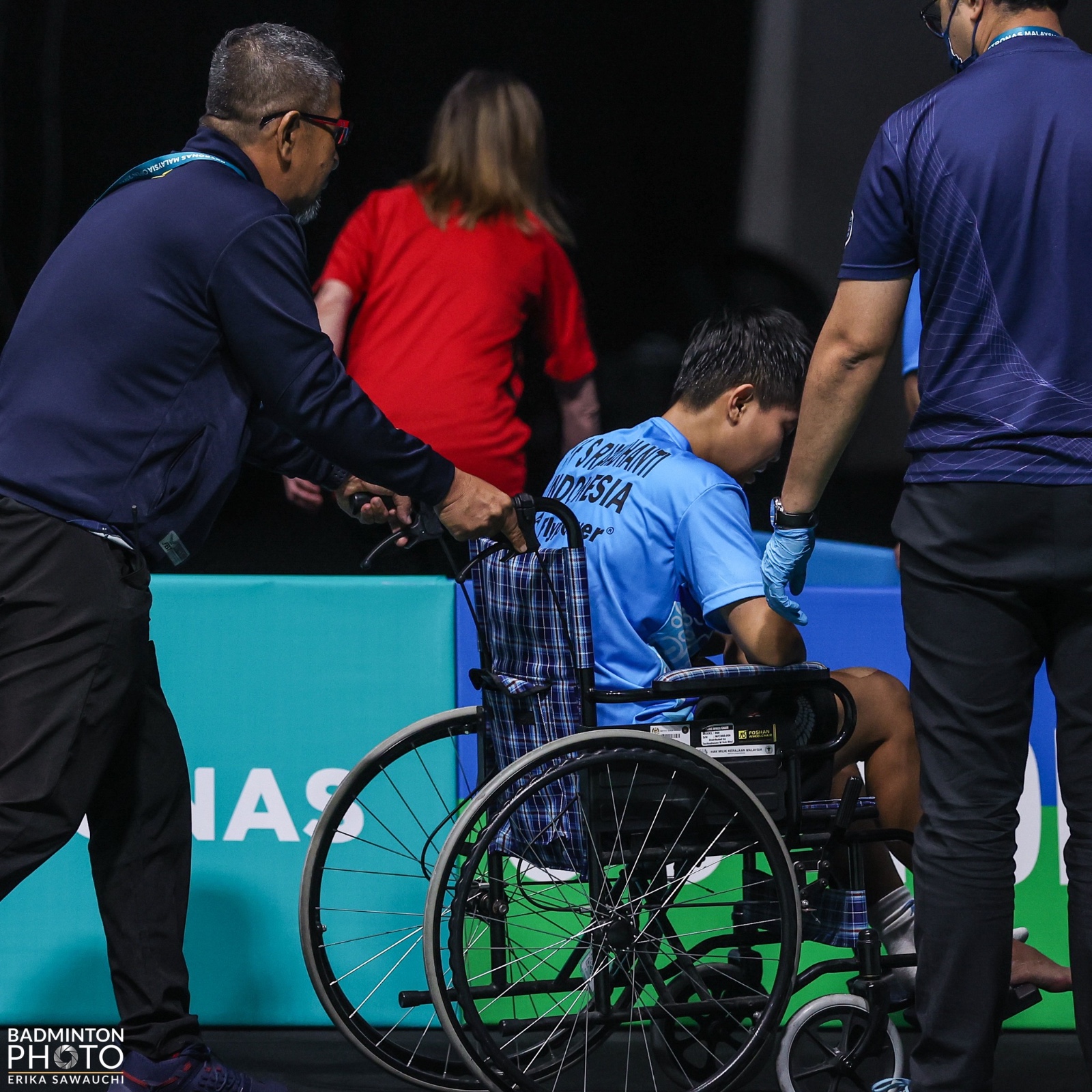 S赛明星选手受伤退赛，引发热议的简单介绍