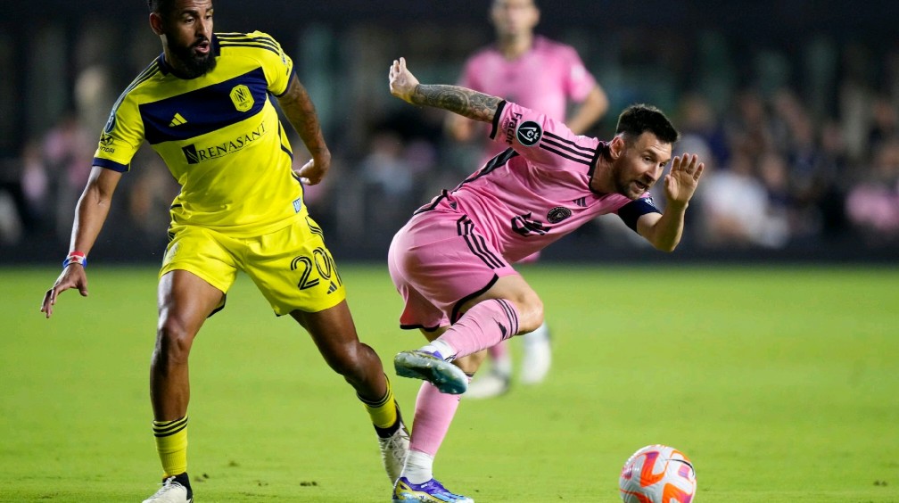 阿森纳鏖战法国，梅西带队取胜